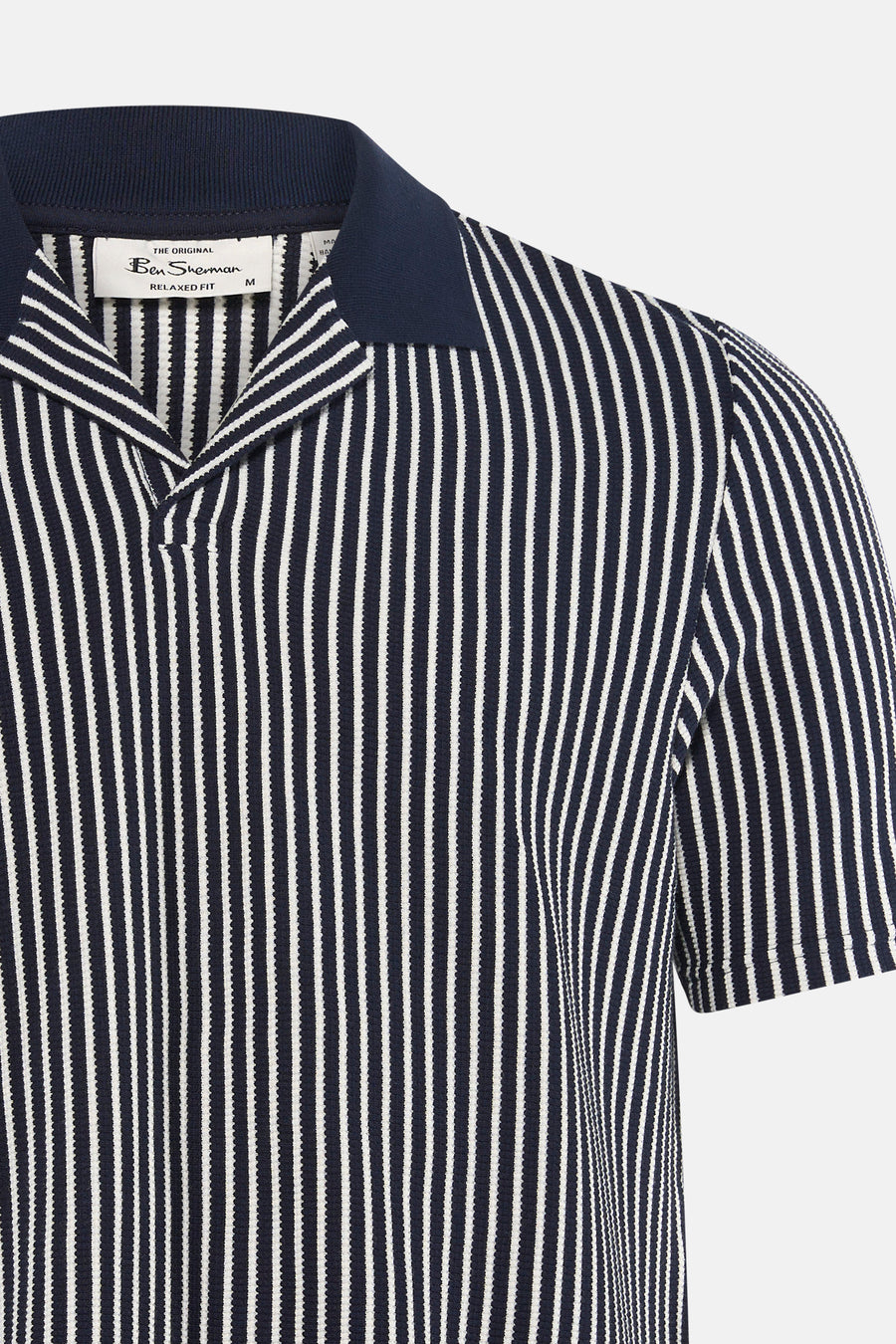 Polo bleue de Ben Sherman, avec un motif rayé et des manches courtes.