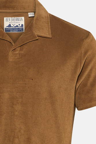 Polo marron de BEN SHERMAN, avec une texture éponge et un col ouvert.