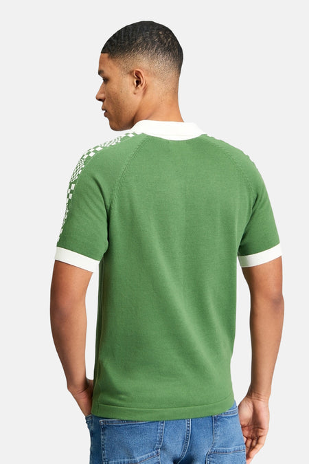 Groene polo van BEN SHERMAN, met witte kraag en ruitpatroon op de schouders, op de rug gezien.