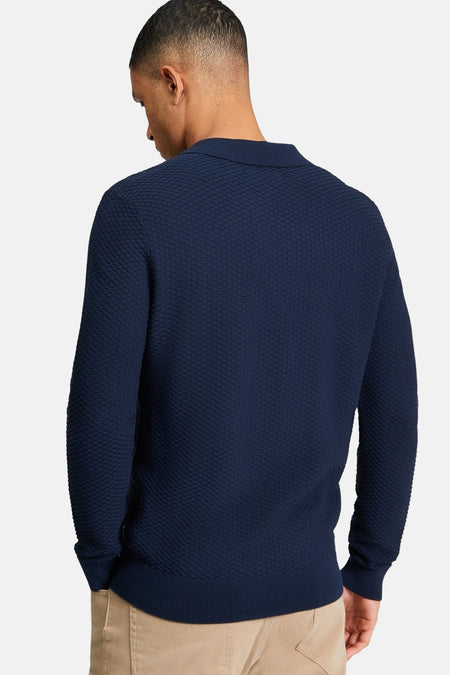 Blauwe trui van BEN SHERMAN met lange mouwen en een fijne structuur, gezien van achteren.