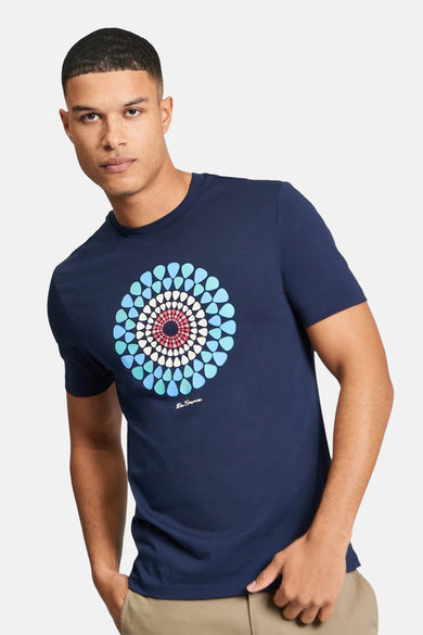 T-shirt bleu à manches courtes de BEN SHERMAN, vu de dos, porté avec un pantalon kaki.