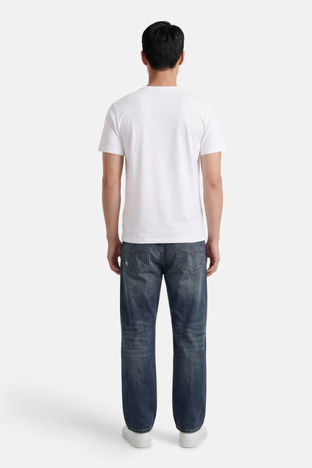 T-shirt blanc à manches courtes BEN SHERMAN, vue arrière, porté avec un jean et des baskets blanches.