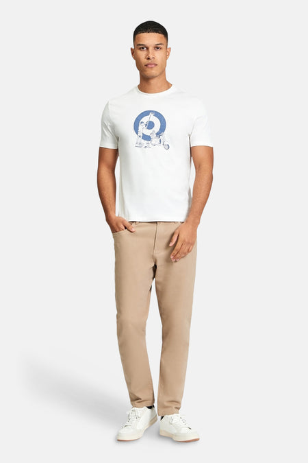 Wit T-shirt met korte mouwen van BEN SHERMAN, met een blauwe print en gecombineerd met een beige broek en witte sneakers.
