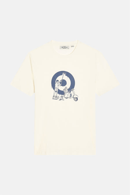 T-shirt blanc Ben Sherman, avec un imprimé bleu d'un garçon avec un scooter et une cible de fléchettes.