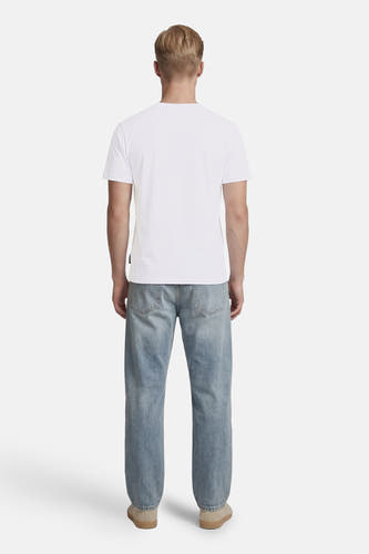 T-shirt blanc BEN SHERMAN, vue arrière d'un homme le portant avec un jean et des chaussures beiges.