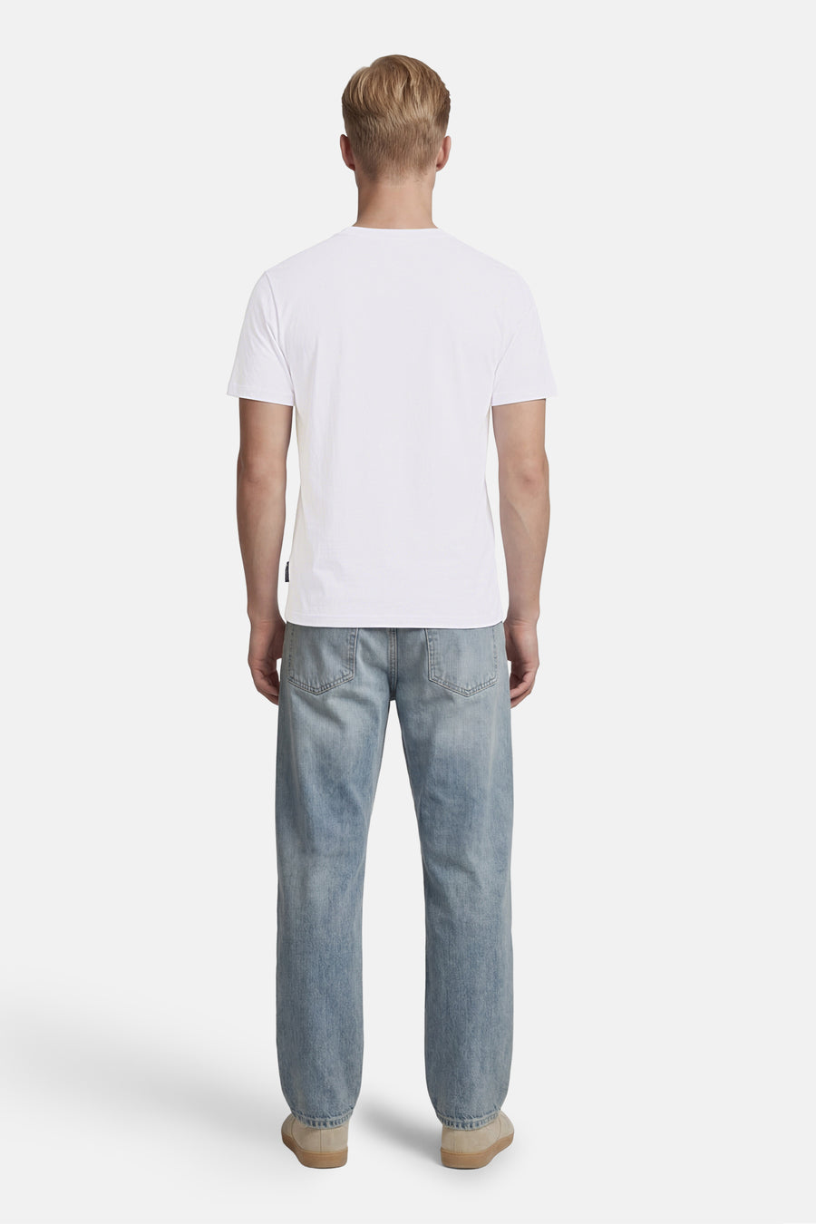 T-shirt blanc BEN SHERMAN, vue arrière d'un homme le portant avec un jean et des chaussures beiges.