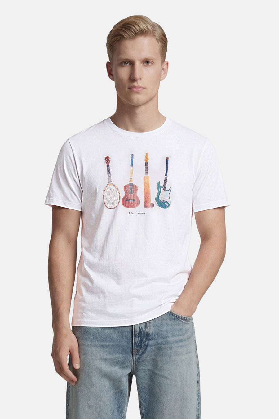 T-shirt blanc BEN SHERMAN avec un imprimé coloré d'un banjo, d'un ukulélé, d'une batte de cricket et d'une guitare électrique.