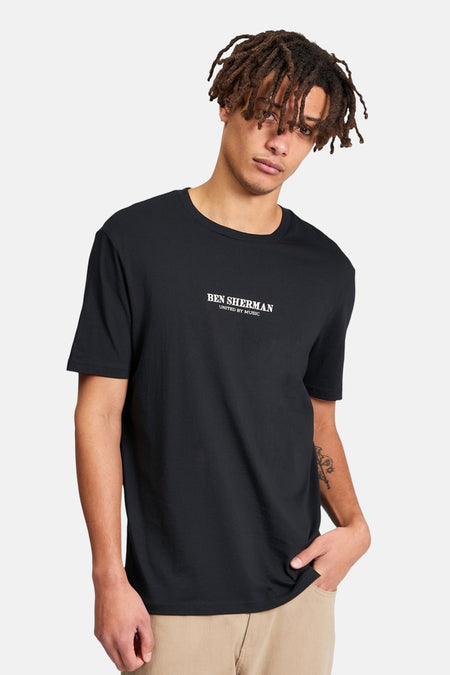 Zwart T-shirt van BEN SHERMAN met een klein logo op de borst, gedragen met een kaki broek.
