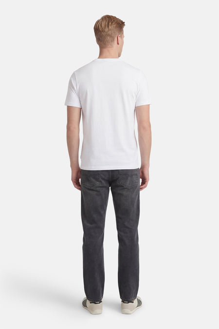 Wit T-shirt van Ben Sherman, met korte mouwen, gezien van achteren, gecombineerd met een grijze jeans.