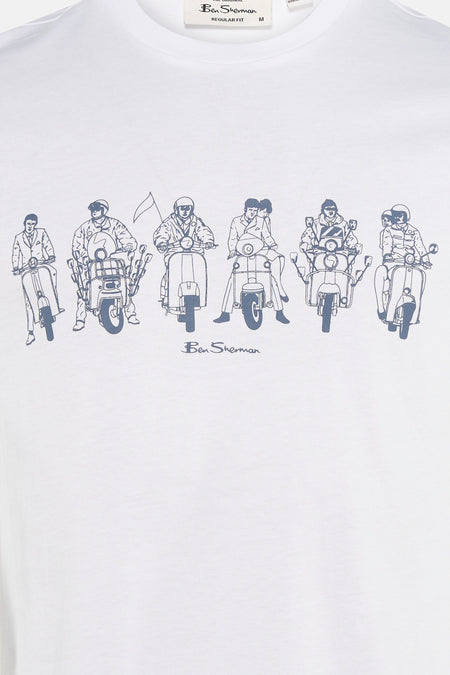 T-shirt blanc Ben Sherman, avec un imprimé de scooters avec des personnages dessus.