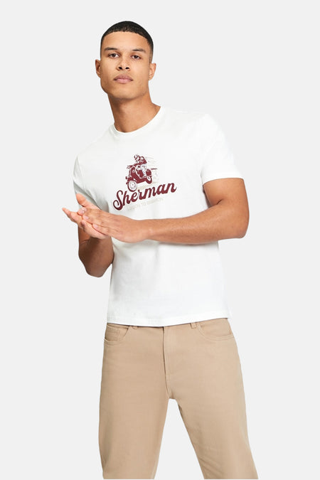 Wit T-shirt met korte mouwen van BEN SHERMAN, met print van een scooter en beige broek.
