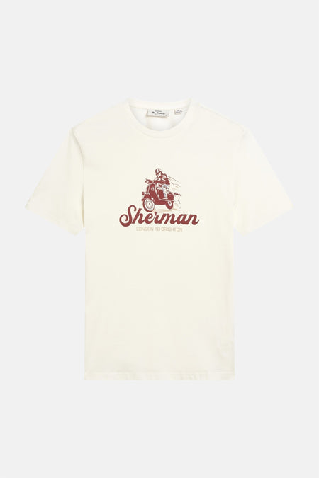 T-shirt blanc à manches courtes Ben Sherman, avec une image de scooter et le texte "Sherman London to Brighton".
