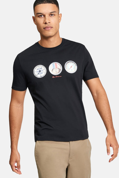 Zwart T-shirt van Ben Sherman, met ronde grafische patronen op de borst en korte mouwen.