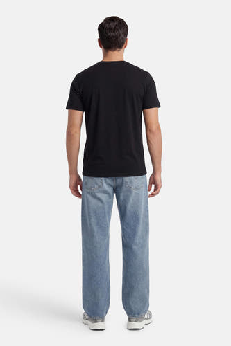 Zwart T-shirt met korte mouwen van BEN SHERMAN, getoond in achteraanzicht, gedragen met blauwe jeans en grijze sneakers.