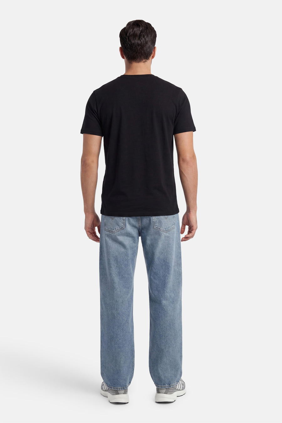 Zwart T-shirt met korte mouwen van BEN SHERMAN, getoond in achteraanzicht, gedragen met blauwe jeans en grijze sneakers.