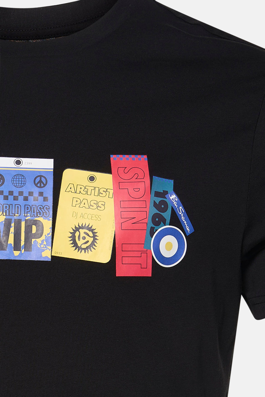 T-shirt noir de BEN SHERMAN avec des imprimés graphiques de badges sur la poitrine.