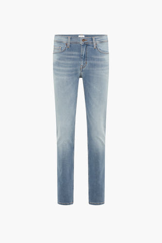 Jean slim bleu clair en denim de MUSTANG, avec un lavage subtil et des poches classiques.