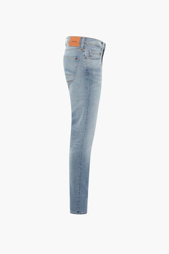 Jean slim fit bleu clair de Mustang, avec un étiquette en cuir brun sur le dos.