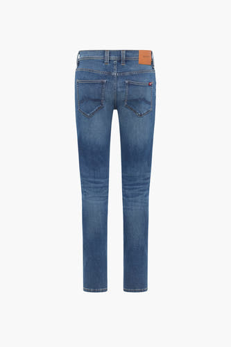 Jean slim fit bleu de MUSTANG, avec des poches arrière et un étiquette en cuir marron sur la ceinture.