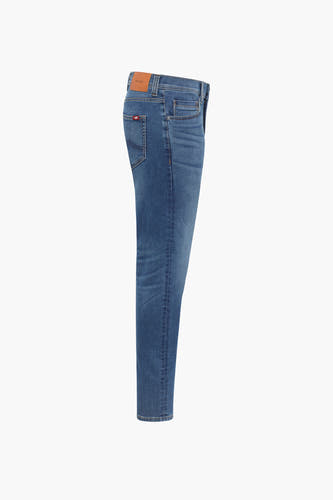Blauwe slim jeans van MUSTANG, met subtiele wassing en bruin leren merklabel op de achterkant.