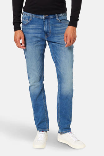 Jean slim bleu de MUSTANG, avec un lavage subtil et une étiquette en cuir marron sur l'arrière.