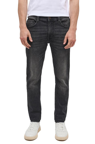 Jean slim fit en denim gris foncé de MUSTANG, avec des détails subtilement délavés et des baskets blanches.
