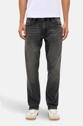 Jean slim fit denim gris clair de MUSTANG, avec un lavage subtil et des chaussures décontractées.