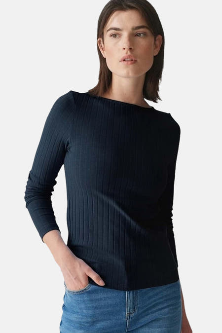 T-shirt bleu à manches longues d'OPUS, avec un fin motif côtelé et une ligne de col en v, cropped.