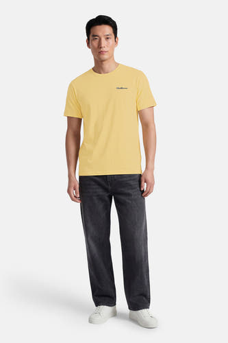 T-shirt jaune à manches courtes de BEN SHERMAN avec un petit logo noir sur la poitrine gauche, porté par un homme.