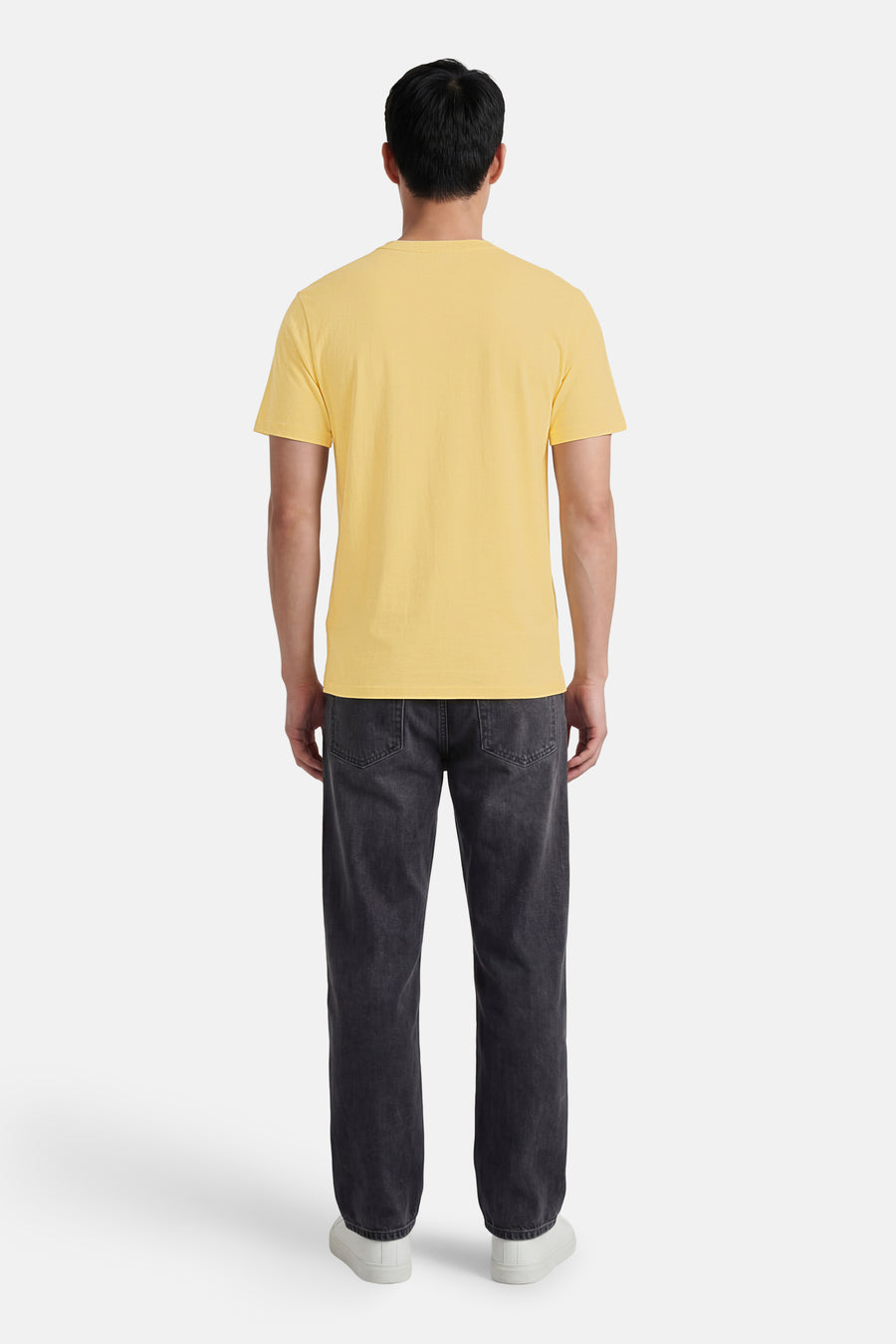 T-shirt jaune à texture fine de BEN SHERMAN, vue arrière, associé à un jean gris foncé et des baskets blanches.