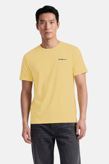 T-shirt jaune BEN SHERMAN avec logo discrètement brodé, porté par un mannequin avec un jean foncé.