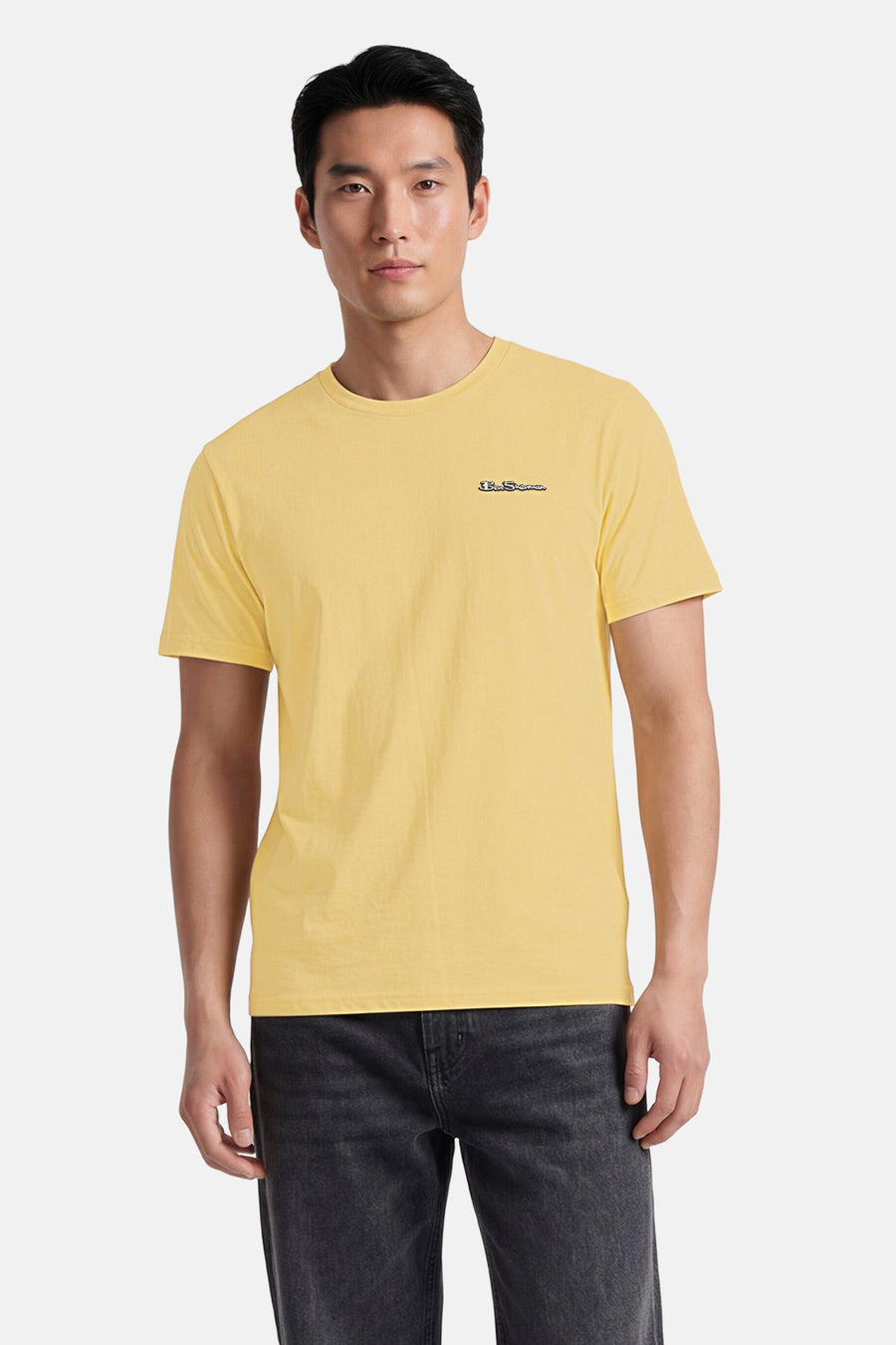 T-shirt jaune BEN SHERMAN avec logo discrètement brodé, porté par un mannequin avec un jean foncé.