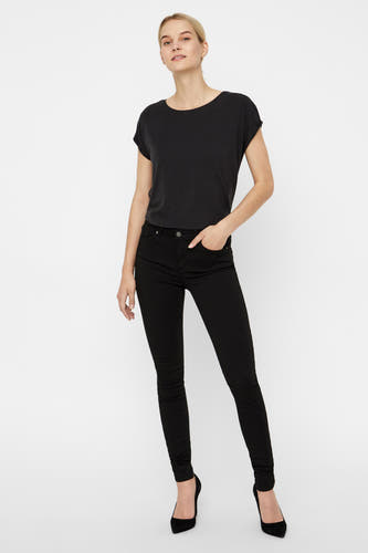 Jean skinny noir en denim de VERO MODA®, porté avec un t-shirt noir et des baskets.