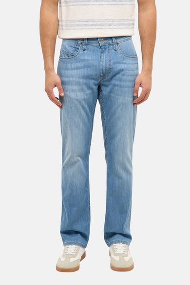 Jean coupe droite bleu clair de MUSTANG avec poches arrière caractéristiques et patch en cuir sur la ceinture, vue de côté.