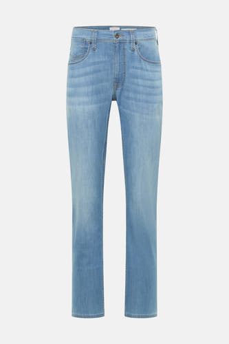 Lichtblauwe straight fit jeans van MUSTANG met lichte wassing, riemlussen en vijfzakkenstijl, frontaal gefotografeerd.