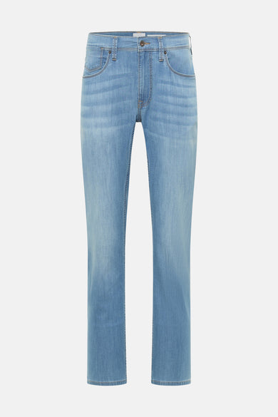 Lichtblauwe straight fit jeans van MUSTANG met lichte wassing, riemlussen en vijfzakkenstijl, frontaal gefotografeerd.