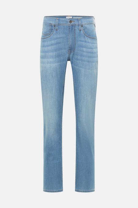 Lichtblauwe straight fit jeans van MUSTANG met lichte wassing, riemlussen en vijfzakkenstijl, frontaal gefotografeerd.