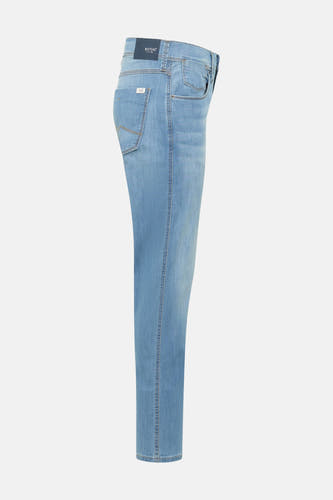 Lichtblauwe straight fit jeans van MUSTANG met kenmerkende achterzakken en leren patch op de tailleband, zijzicht.