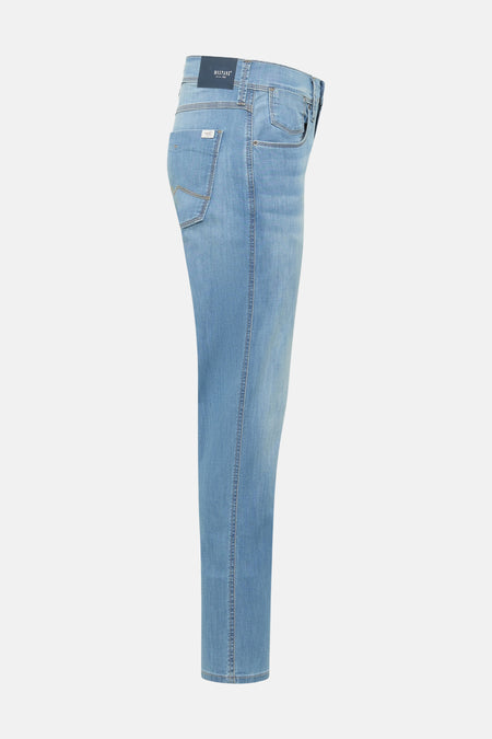 Lichtblauwe straight fit jeans van MUSTANG met kenmerkende achterzakken en leren patch op de tailleband, zijzicht.