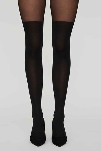 Panty noir de VERO MODA, avec des bords mats et associé à des escarpins noirs avec des semelles rouges.