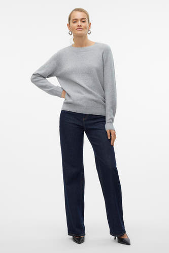 Sweat-shirt gris avec col rond de VERO MODA, porté avec des jeans foncés et des escarpins noirs.