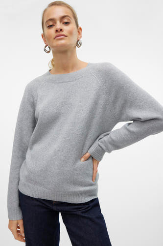 Sweat-shirt gris avec col rond de VERO MODA, porté avec un pantalon bleu marine et des boucles d'oreilles argentées.