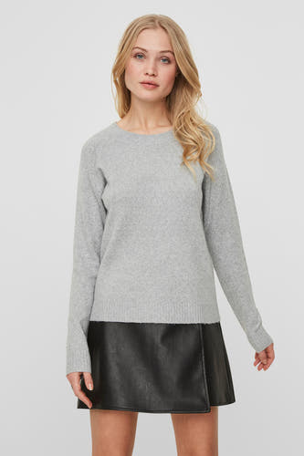 Sweat-shirt gris de VERO MODA, porté avec une jupe en cuir noir, sur un fond blanc.