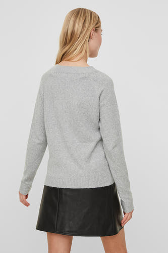Sweat-shirt gris avec col rond de VERO MODA, vu par derrière, associé à une jupe en cuir noire.