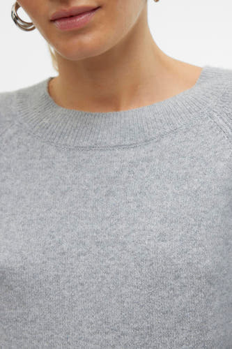 Sweat-shirt gris avec col rond de VERO MODA, crop top, avec un anneau d'oreille argenté.