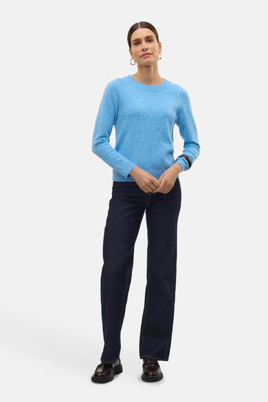 T-shirt bleu avec col rond de VERO MODA, associé à des jeans foncés et des loafers noirs.