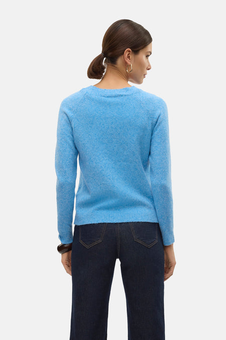 T-shirt bleu avec col rond de VERO MODA, à longues manches, associé à des jeans foncés.