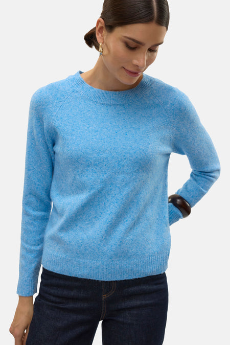 T-shirt bleu avec col rond de VERO MODA, avec des manches longues et un jeans foncé.