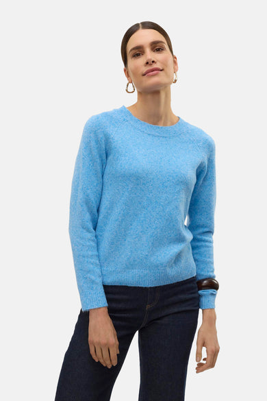 T-shirt bleu avec col rond de VERO MODA, porté avec des jeans foncés et des boucles d'oreilles dorées.