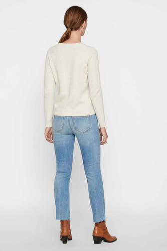 Sweat beige de VERO MODA, avec des manches longues, associé à des jeans et des bottines brunes, vu de derrière.
